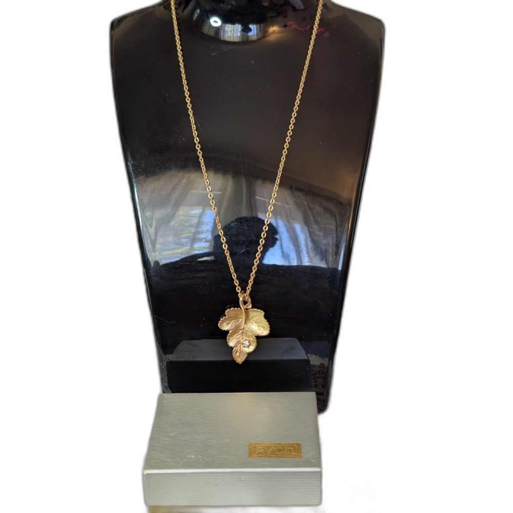 VTG Avon Gold Tone Textured Grape Leaf Rhinestone Pendant Necklace W/ Box 15"